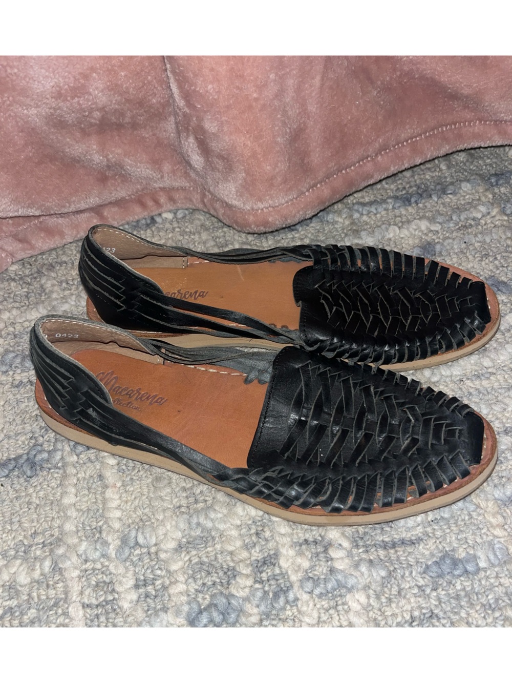 Macarena Collection size 9 black leather huaraches sandals EUC